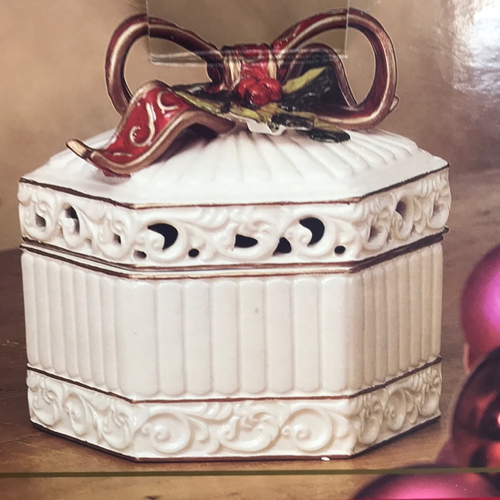 Red Ribbon trinket boxk - Picture 2 of 2